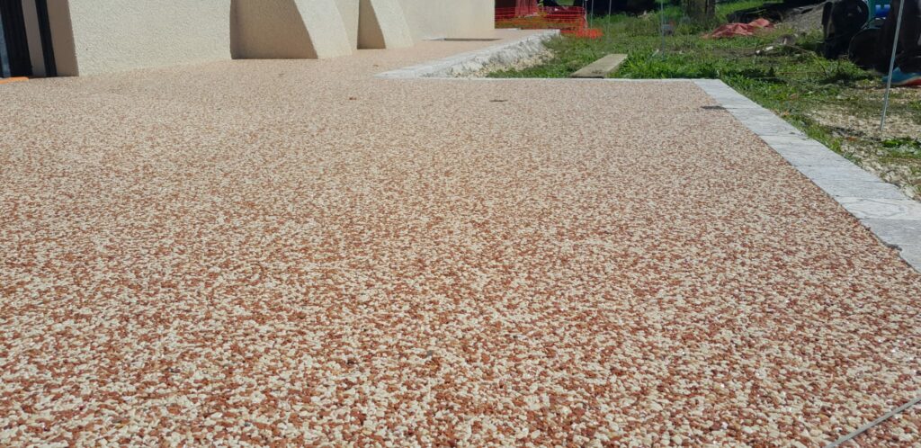 Terrasse et bordure en moquette de pierre aussi appelé résine de marbre
