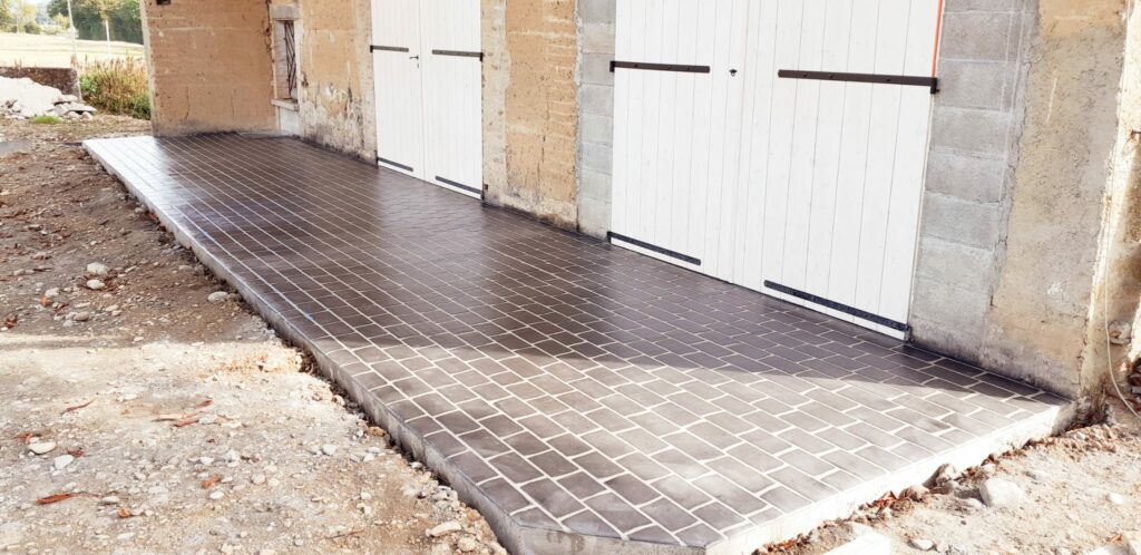 Trottoir en béton imprimé imitation pavé